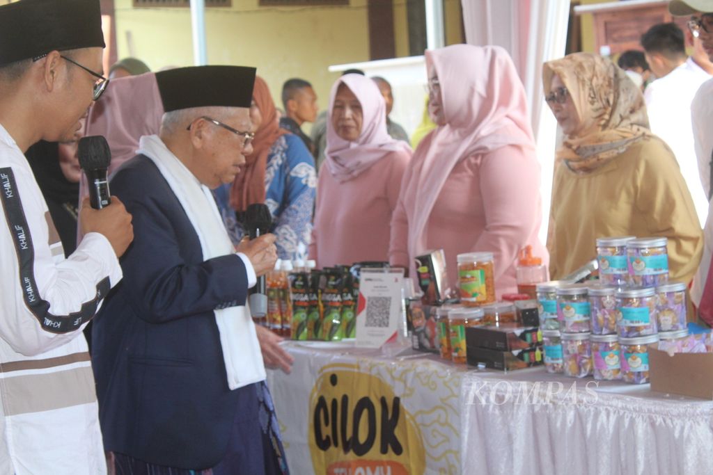 Wakil Presiden Ma'ruf Amin (mengenakan  syal putih) berkunjung ke Expo UMKM di Pondok Buntet Pesantren di Kabupaten Cirebon, Jawa Barat, Jumat (25/8/2023). 