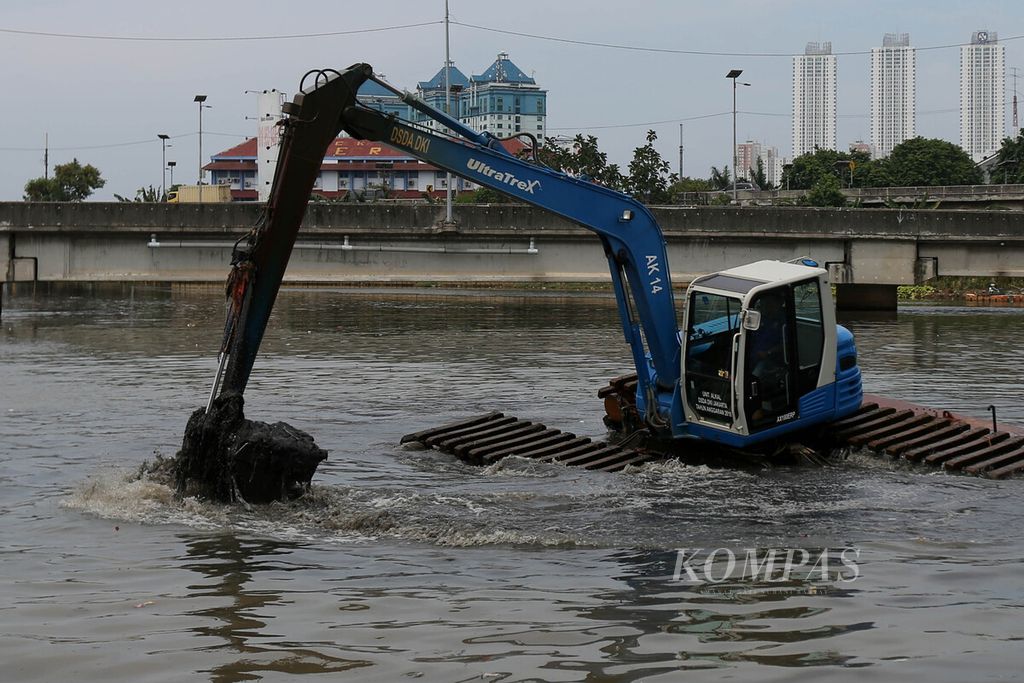 Ekskavator amfibi digunakan oleh petugas untuk mengeruk lumpur di dasar Kanal Barat, Kapuk Muara, Penjaringan, Jakarta Utara, Kamis (19/12/2019). 