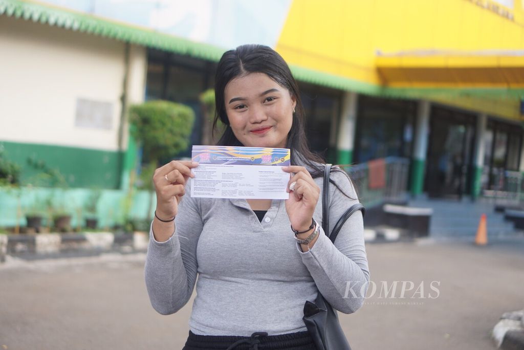 Serly Yuni (18) berpose dengan tiga tiket mudik gratis dari Kementerian Perhubungan milik keluarganya sesaat setelah verifikasi data di Gelanggang Olahraga Bulungan, Jakarta, Sabtu (30/3/2024).