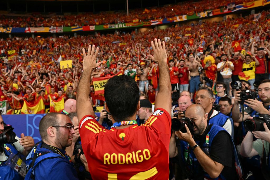 Gelandang Spanyol, Rodri, menyapa para penggemar saat berselebrasi setelah memenangi pertandingan sepak bola final Piala Eropa 2024 antara Spanyol dan Inggris di Stadion Olimpiade Berlin, Jerman, Senin (15/7/2024) dini hari WIB. Ia menjadi kandidat peraih Ballon d'Or 2024.