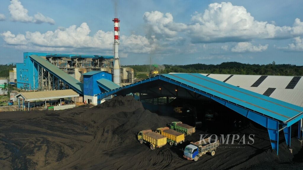 Truk menurunkan cangkang sawit untuk campuran bahan bakar batubara di Pembangkit Listrik Tenaga Uap (PLTU) Sintang, Kabupaten Sintang, Kalimantan Barat, Selasa (12/10/2021). PLTU Sintang memiliki ketersediaan bahan bakar <i>co-firing</i> dalam hal ini cangkang sawit yang besar.