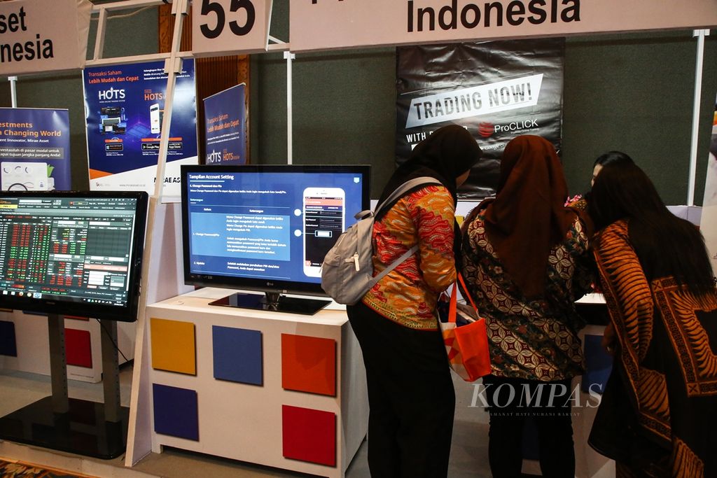 Pengunjung mencari informasi investasi di pasar modal dari salah satu perusahaan sekuritas yang mengikuti Capital Market Summit & Expo 2019 di Jakarta Convention Center, Jakarta, Jumat (23/8/2019). Memilih perusahaan sekuritas dengan cermat menjadi salah satu modal penting sebelum memulai berinvestasi di pasar modal.