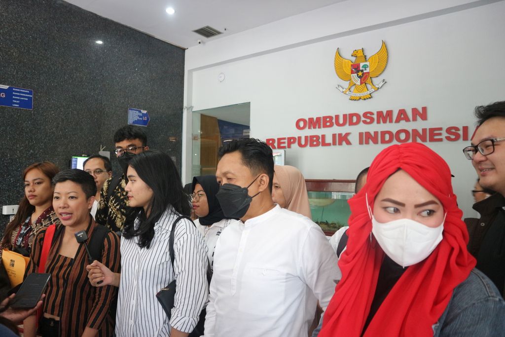 Wali murid bersama tim advokasi SDN Pondok Cina 1 melakukan wawancara dengan wartawan di kantor Ombudsman RI Perwakilan Jakarta, Kuningan, Jakarta Selatan, Rabu (8/2/2023).