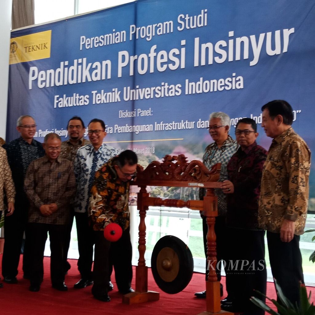 Rektor Universitas Indonesia Muhammad Anis memukul gong untuk menandai peresmian program studi Pendidikan Profesi Insinyur di Fakultas Teknik, di Kampus UI, Depok, Sabtu (24/3). 