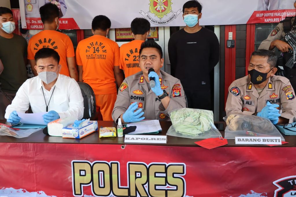 Kepala Kepolisian Resor Lampung Tengah Ajun Komisaris Besar Doffie Fahlevi Sanjaya saat menyampaikan rilis kasus pembunuhan di Markas Polres Lampung Tengah, Senin (4/4/2022). 