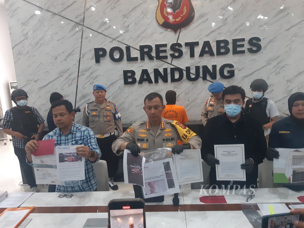 Kepala Polrestabes Bandung Komisaris Besar Budi Sartono memublikasikan kasus dugaan penipuan jasa properti di Markas Polrestabes Bandung, Jawa Barat, Selasa (27/2/2024). Terdapat tiga korban dalam kasus ini dengan total kerugian sekitar Rp 3 miliar.