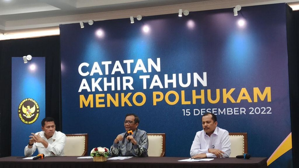 Menteri Koordinator Bidang Politik, Hukum, dan Keamanan Mahfud MD (tengah) memberikan keterangan kepada media tentang catatan akhir tahun kinerja Kemenko Polhukam, Kamis (15/12/2022).