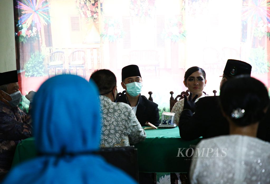 Upacara pernikahan pasangan Rizki dan Mutiara di Kantor Urusan Agama (KUA) Kecamatan Gambir, Jakarta Pusat, Minggu (5/4/2020). 