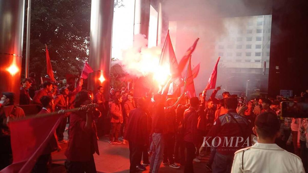 Puluhan mahasiswa dari Ikatan Mahasiswa Muhammadiyah merangsek ke gedung Merah Putih Komisi Pemberantasan Korupsi di Jakarta, Kamis (6/4/2023). Mereka mendesak agar Ketua KPK Firli Bahuri dicopot dari jabatannya karena dinilai banyak melakukan tindakan kontroversial.