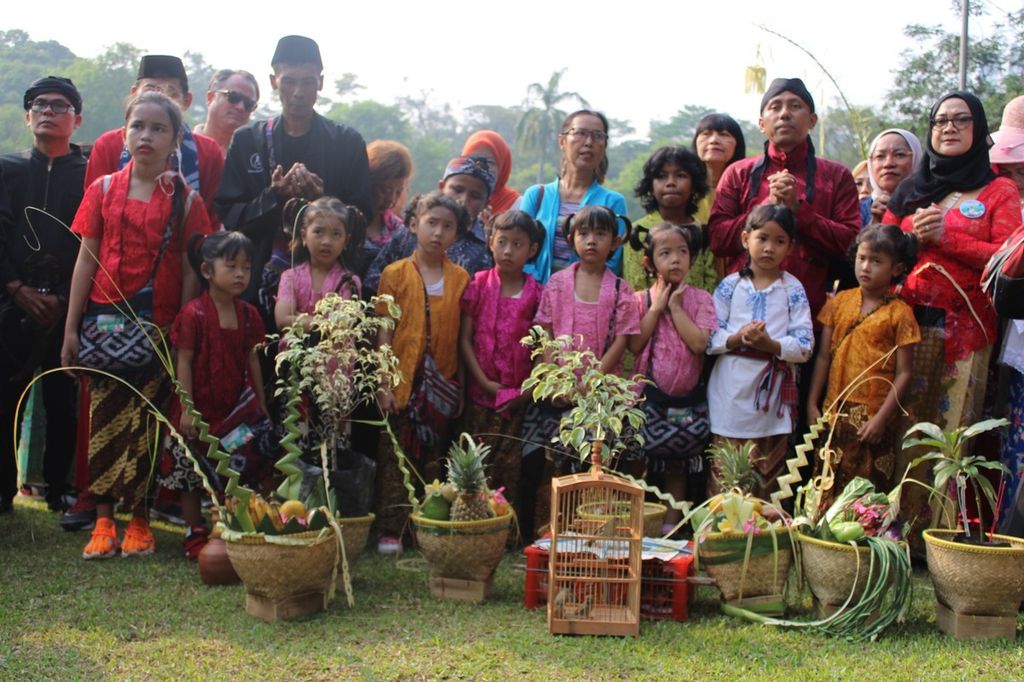 Sejumlah peserta membawa sesaji dan bibit pohon saat Kirab Sedekah Hutan di Hutan Universitas Indonesia, Depok, Jawa Barat, Sabtu (3/6/2023).