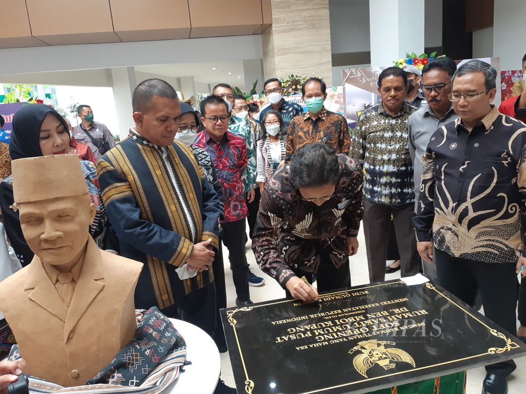 Menteri Kesehatan Budi Gunadi Sadikin menandatangani prasasti peresmian Rumah Sakit Umum Pusat Ben Mboi di Kota Kupang, Nusa Tenggara Timur, Kamis (22/12/2022).