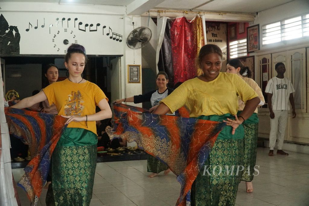 Peserta program Beasiswa Seni dan Budaya Indonesia (BSBI) Kementerian Luar Negeri sedang berlatih tari salendang di Sanggar Tari dan Musik Syofiyani di Kelurahan Air Tawar Barat, Kecamatan Padang Utara, Kota Padang, Sumatera Barat, Jumat (28/7/2023). Sembilan peserta dari sejumlah negara ini belajar berbagai seni dan budaya di Sumatera Barat pada 6 Juni-6 Agustus sebelum ditampilkan pada acara penutupan program BSBI di Jakarta, 12 Agustus 2023. 