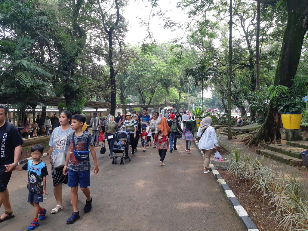 Ribuan pengunjung memadati Taman Margasatwa Ragunan, Jakarta Selatan, Kamis (11/4/2024). Mereka ingin menghabiskan waktu liburan Lebaran bersama keluarga. 