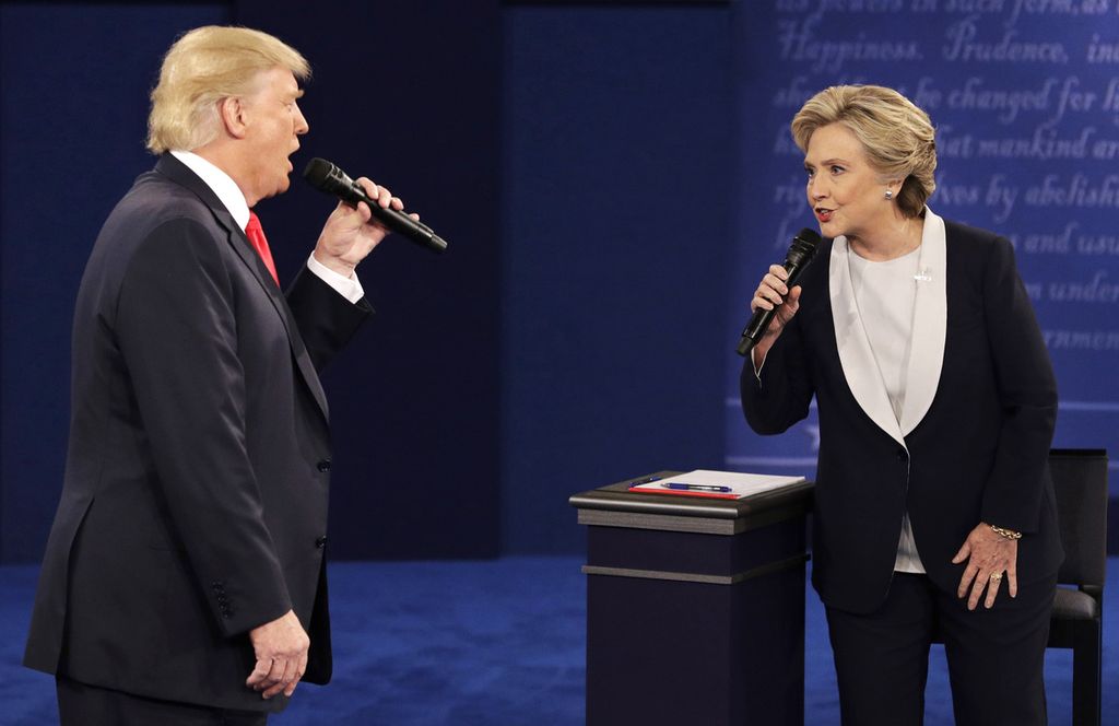 Calon presiden dari Partai Republik, Donald Trump, dan calon presiden dari Partai Demokrat, Hillary Clinton, berbicara selama debat presiden kedua di St Louis, AS, 9 Oktober 2016.