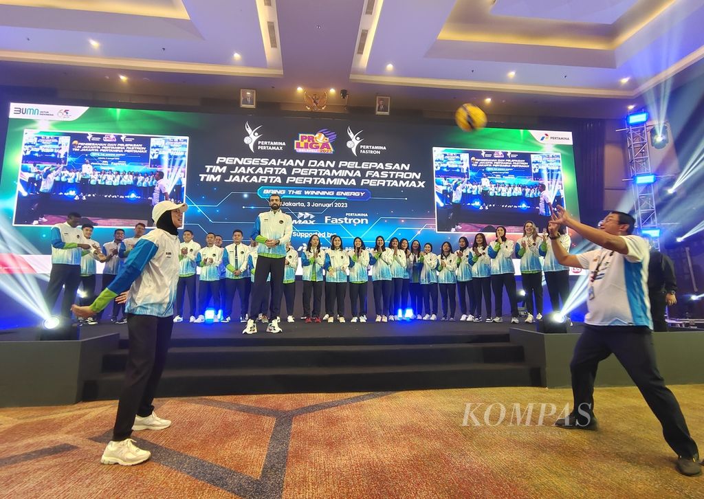 Kapten tim putri Jakarta Pertamina Fastron, Agustin Wulandhari (kiri), bermain voli secara simbolis dengan Direktur Keuangan Pertamina Patra Niaga Arya Suprihadi di sela peluncuran tim untuk Proliga 2023 di Jakarta, Senin (3/1/2023). 