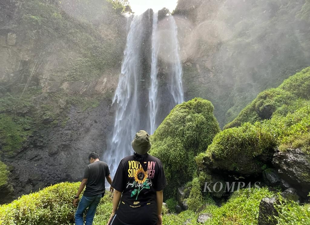 Pengunjung menikmati keindahan Air Terjun Tumalulua di Kabupaten Jeneponto, Sulawesi Selatan, Sabtu (23/4/2022).