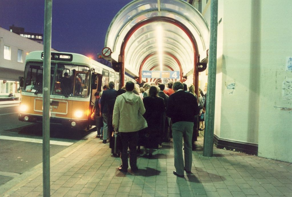 Warga Canberra, Australia mengantre untuk naik bus (31/07/1997).