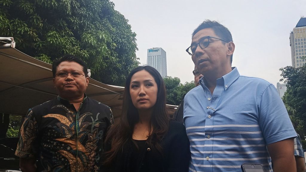 Tamara Tyasmara (29) bersama kuasa hukumnya, Sandi Arifin, datang memenuhi panggilan pemeriksaan tim penyidik Kepolisian Daerah Metro Jaya, di Jakarta, Kamis (15/2/2024) sore.