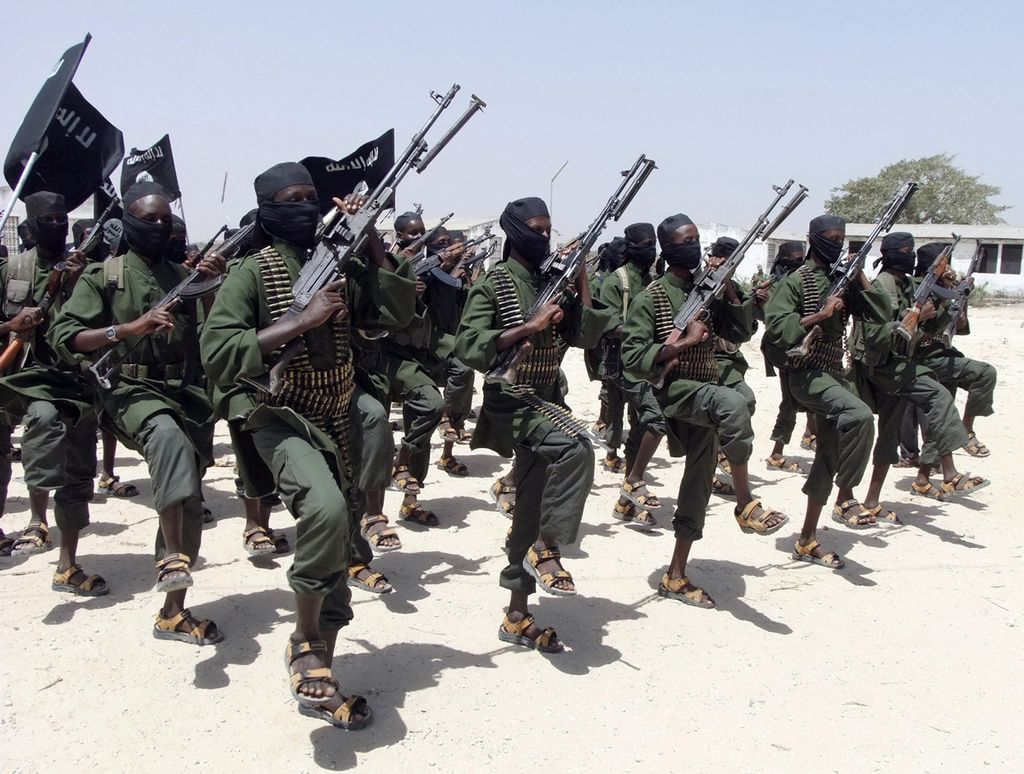 Foto yang diambil pada 17 Februari 2011 memperlihatkan anggota kelompok teror Al Shahab yang baru tengah menjalani latihan di wilayah Lafofe, 18 kilometer selatan Ibu Kota Somalia, Mogadishu. 