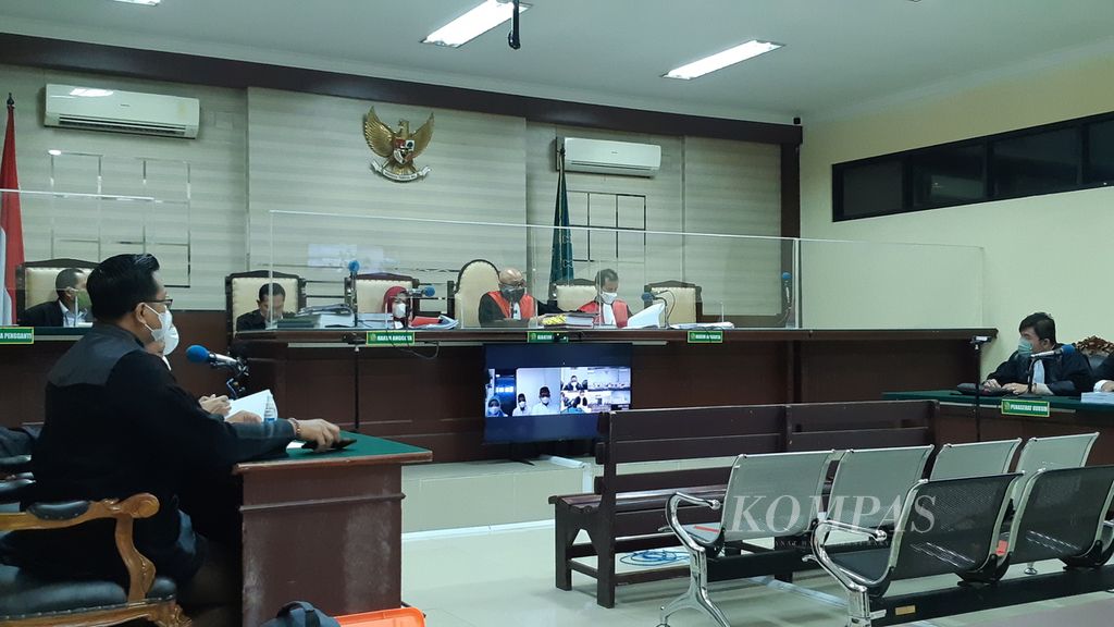 Suasana sidang dengan terdakwa Kades Klantingsari Wawan Setyo Budi Utomo di Pengadilan Tipikor Surabaya, Senin (4/4/2022).