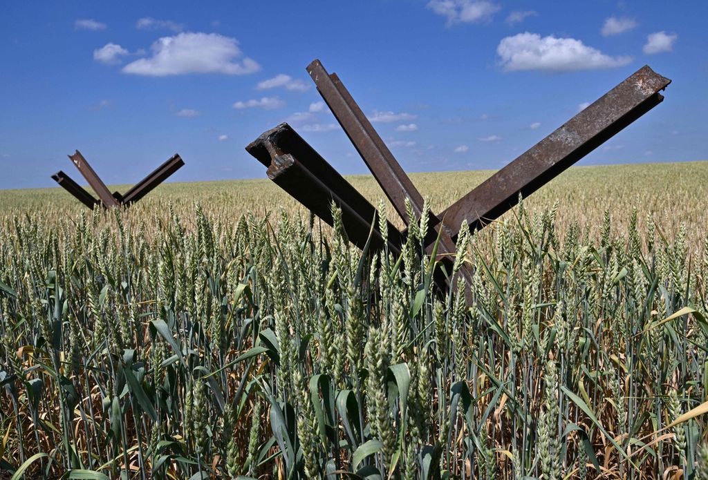 Alat pertahanan antitank terpasang di ladang gandum di Mykolaiv, Ukraina pada tanggal 11 Juni 2022 untuk menghalangi invasi dari Rusia.
