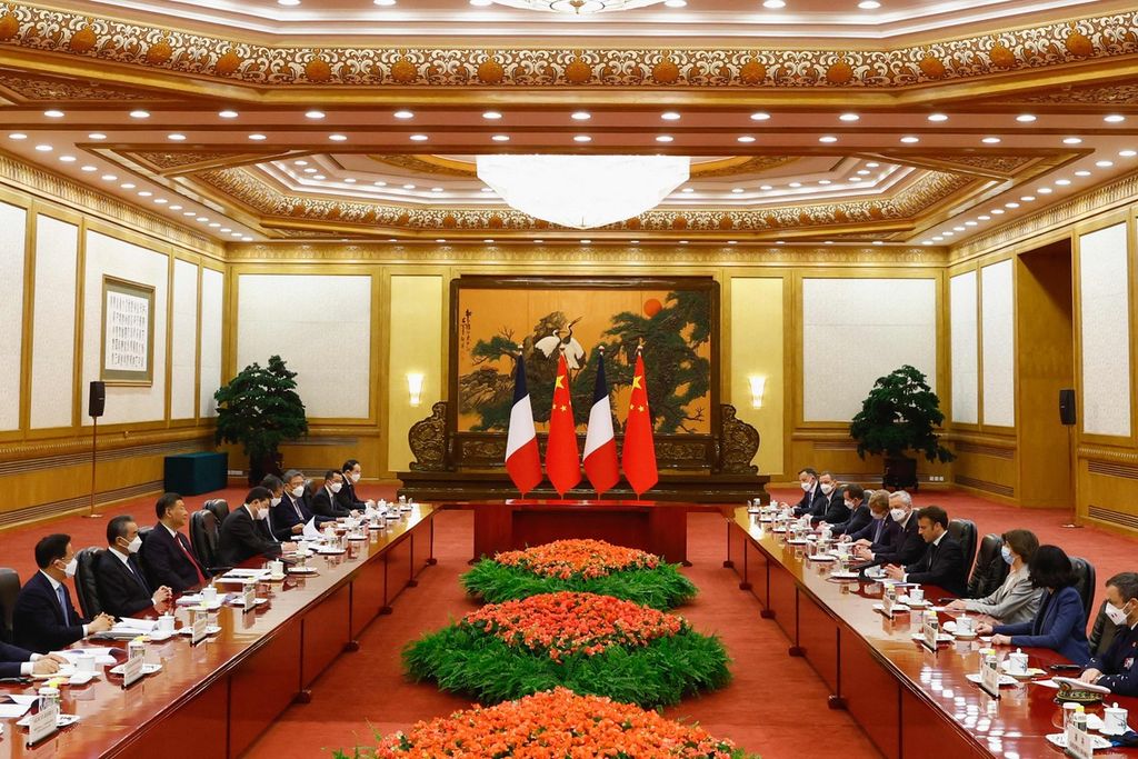 Presiden China Xi Jinping (ketiga dari kiri) dan Presiden Perancis Emmanuel Macron (keempat dari kanan) menghadiri pertemuan di gedung Balai Agung Rakyat di Beijing, China, Kamis (6/4/2023). 