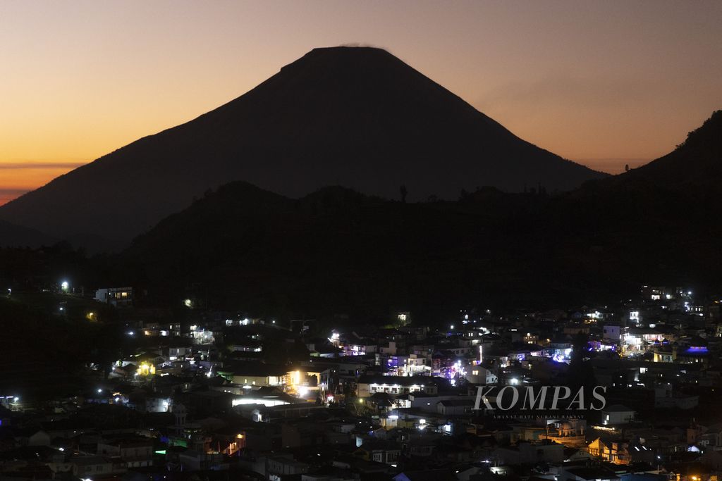 Pemandangan menjelang matahari terbit di Desa Dieng Kulon, Kecamatan Batur, Banjarnegara, Jawa Tengah, Jumat (1/9/2023). 