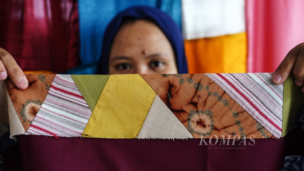 Rangkaian kain perca yang yang dijadikan motif oleh sejumlah ibu-ibu di Kampung Perca, Sindangsari, Kota Bogor, Jawa Barat, Kamis (17/3/2022).
