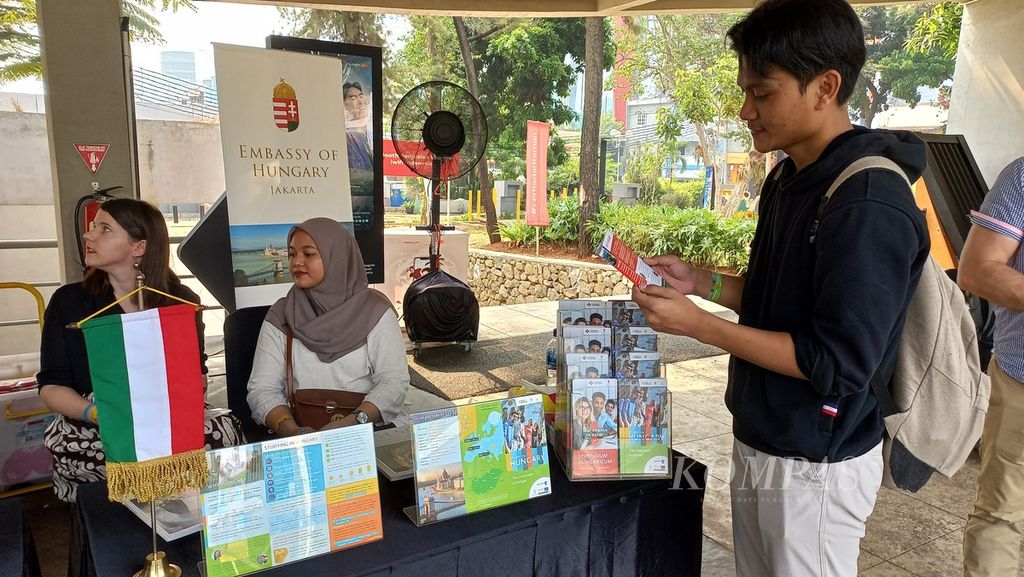Salah satu pengunjung membaca brosur di depan stan pameran program beasiswa Stipendicum Hungaricum and Career Expo 2023 di Taman Literasi Christina Martha Tiahahu, Jakarta, Sabtu (14/10/2023). 