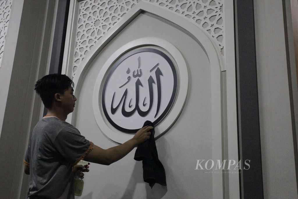 Muhammad Syafiq Ismail (23), marbot di Masjid Ar-Rahman, Merduati, Kecamatan Kutaraja, Kota Banda Aceh, sedang membersihkan masjid, Kamis (21/3/2024). Syafiq menjadi marbot sejak mahasiswa.
