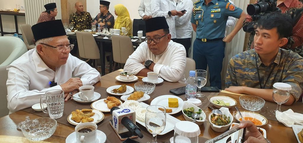 Wakil Presiden Ma’ruf Amin makan siang bersama dengan staf dan perangkat Wapres serta wartawan di kantin Istana Wapres, Jakarta, Jumat (5/1/2024).