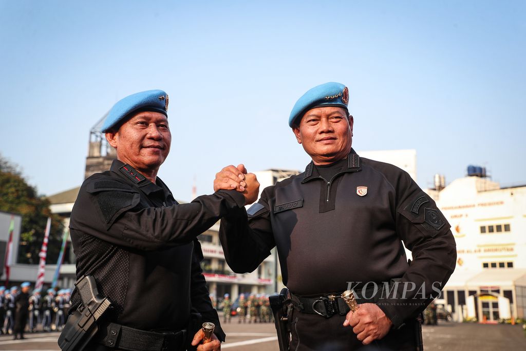 Panglima TNI Laksamana Yudo Margono (kanan) berjabat tangan dengan Komandan Pasukan Pengamanan Presiden (Paspampres) Mayor Jenderal Rafael Granada Baay (kiri) seusai upacara pembaretan dan penyematan brevet Paspampres di Markas Komando Paspampres, Jakarta, Senin (7/8/2023). 
