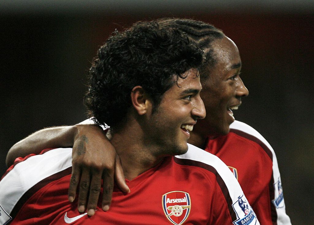 Carlos Vela (depan) saat masih memperkuat Arsenal dalam laga melawan West Bromwich Albion pada laga Piala Liga Inggris di Stadion Emirates, London, Inggris, Selasa (22/9/2009). 