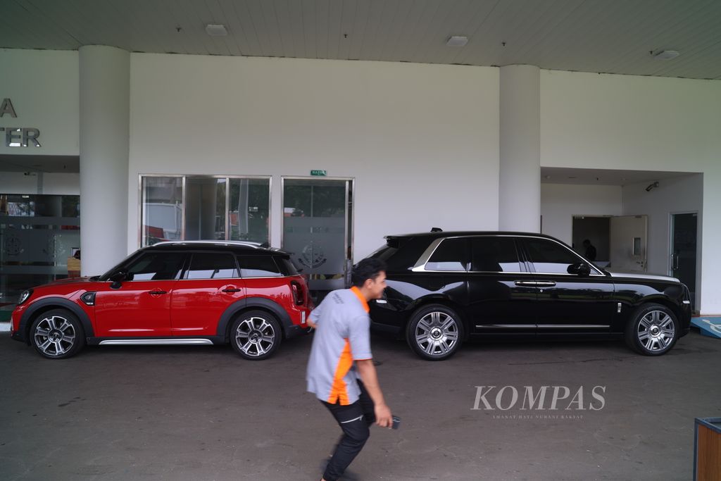 Mobil Rolls-Royce dan Mini Cooper S Countryman F 60 milik tersangka dugaan korupsi PT Timah, Harvey Moeis, disita penyidik dan ditempatkan di Kejaksaan Agung, Jakarta, Selasa (2/4/2024). 