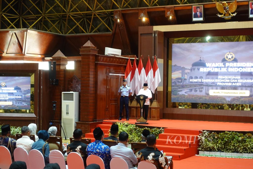 Wakil Presiden Ma'ruf Amin saat memberikan sambutan pada acara pengukuhan Komite Daerah Ekonomi dan Keuangan Syariah (KDEKS) Provinsi Nanggroe Aceh Darussalam di Banda Aceh, Kamis (7/9/2023).