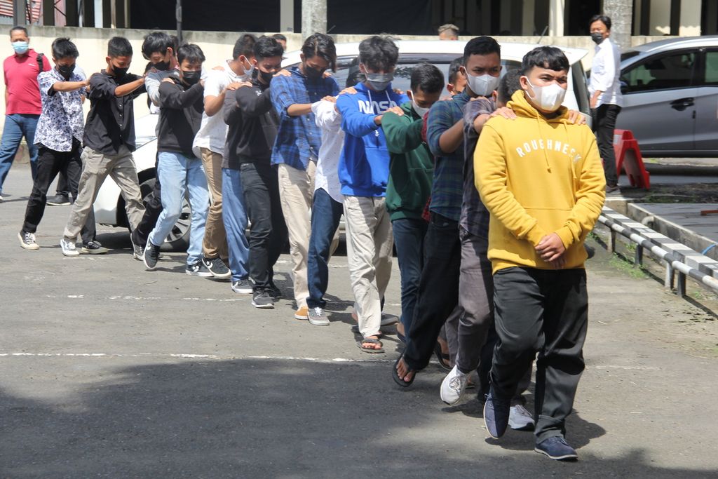 Para pelaku klitih atau kejahatan jalanan berbaris menuju tempat konferensi pers di Markas Polres Bantul, Daerah Istimewa Yogyakarta, Senin (29/11/2021). 