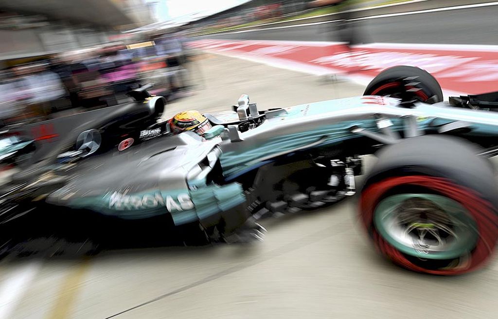 Pebalap Mercedes,  Lewis Hamilton, menjalani sesi latihan bebas ketiga di Sirkuit Silverstone, Inggris, Sabtu (15/7). Pada balapan Formula 1 Grand Prix Inggris, Minggu (16/7) ini, Hamilton start terdepan setelah pada sesi kualifikasi kemarin membukukan waktu satu putaran tercepat  di Sirkuit Silverstone dengan 1 menit 26,6 detik.