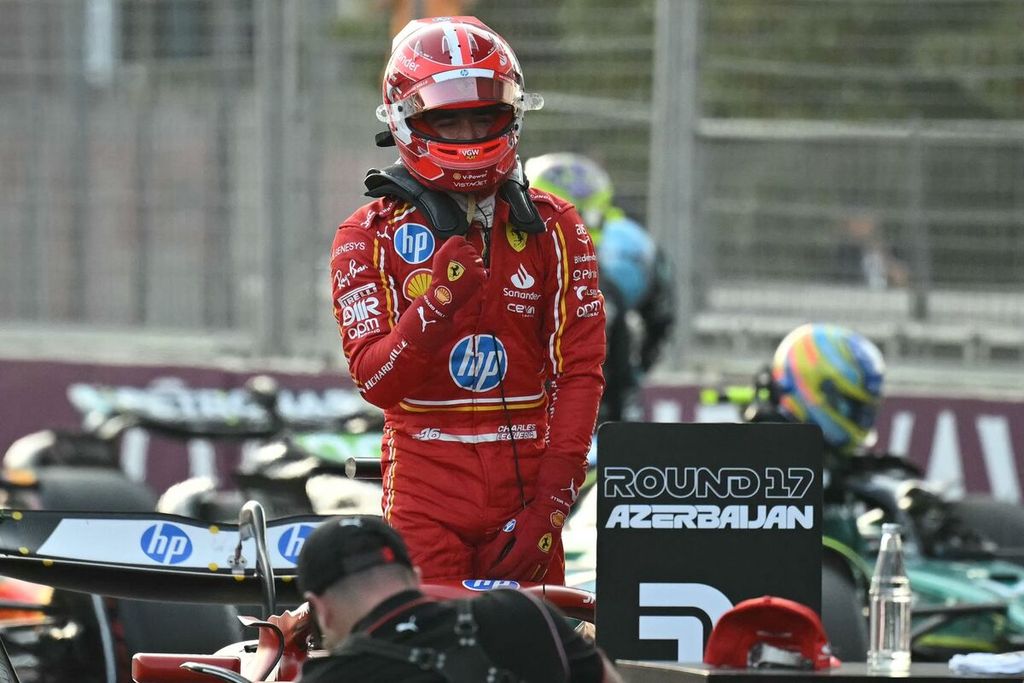 Pebalap Ferrari seusai mencatatkan waktu tercepat dalam kualifikasi balap Formula 1 seri Azerbaijan di Sirkuit Baku, Azerbaijan, Sabtu (14/9/2024).