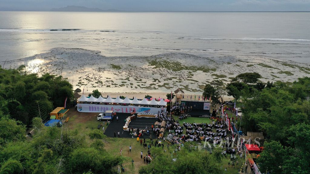 Foto udara Pembukaan Liga Selancar Dunia, World Surf League di Pantai Plengkung G-Land, Taman Nasional Alas Purwo, Banyuwangi, Jawa Timur, Jumat (27/5/2022). 