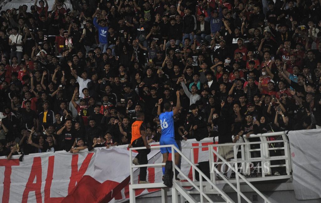 Pemain Palestina, Baraa Kharoub, mengajak suporter Indonesia meneriakkan yel-yel pada laga persahabatan antara Indonesia melawan Palestina di Stadion Gelora Bung Tomo, Surabaya, Jawa Timur, Rabu (14/6/2023). 