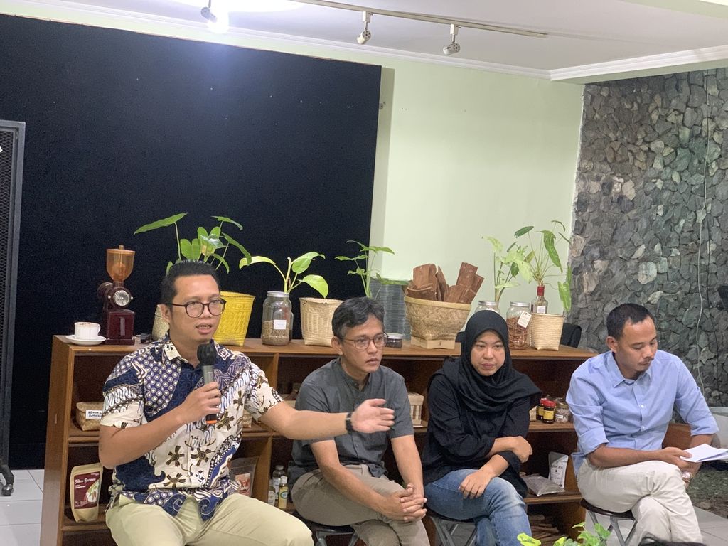 Jumpa pers sejumlah koalisi masyarakat sipil mendesak Undang-Undang Keadilan Iklim dimasukkan dalam Prolegnas 2024 yang digelar secara hibrida di Jakarta, Sabtu (3/6/2023).