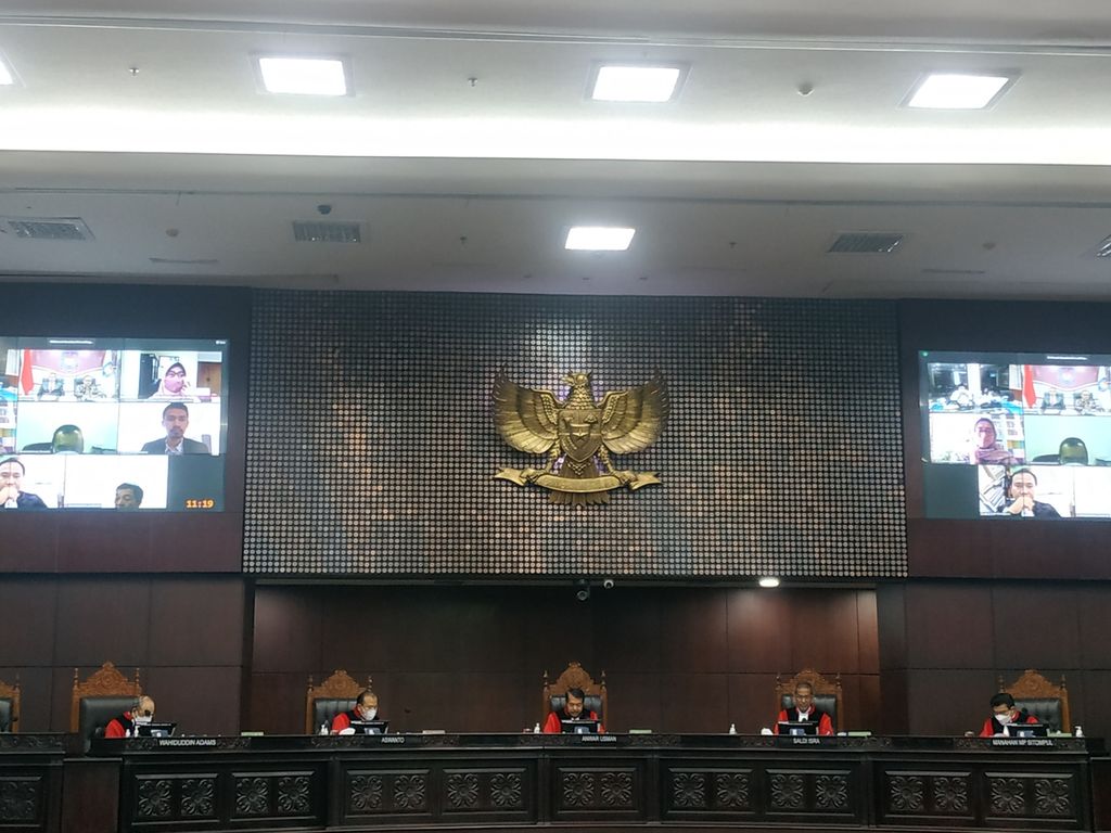 Suasana sidang lanjutan <i>judicial review</i> Undang-Undang Nomor 7 Tahun 2017 tentang Pemilihan Umum di Mahkamah Konstitusi, Jakarta Pusat, Kamis (13/10/2022). Sidang dipimpin oleh Ketua Mahkamah Konstitusi, Anwar Usman (tengah).