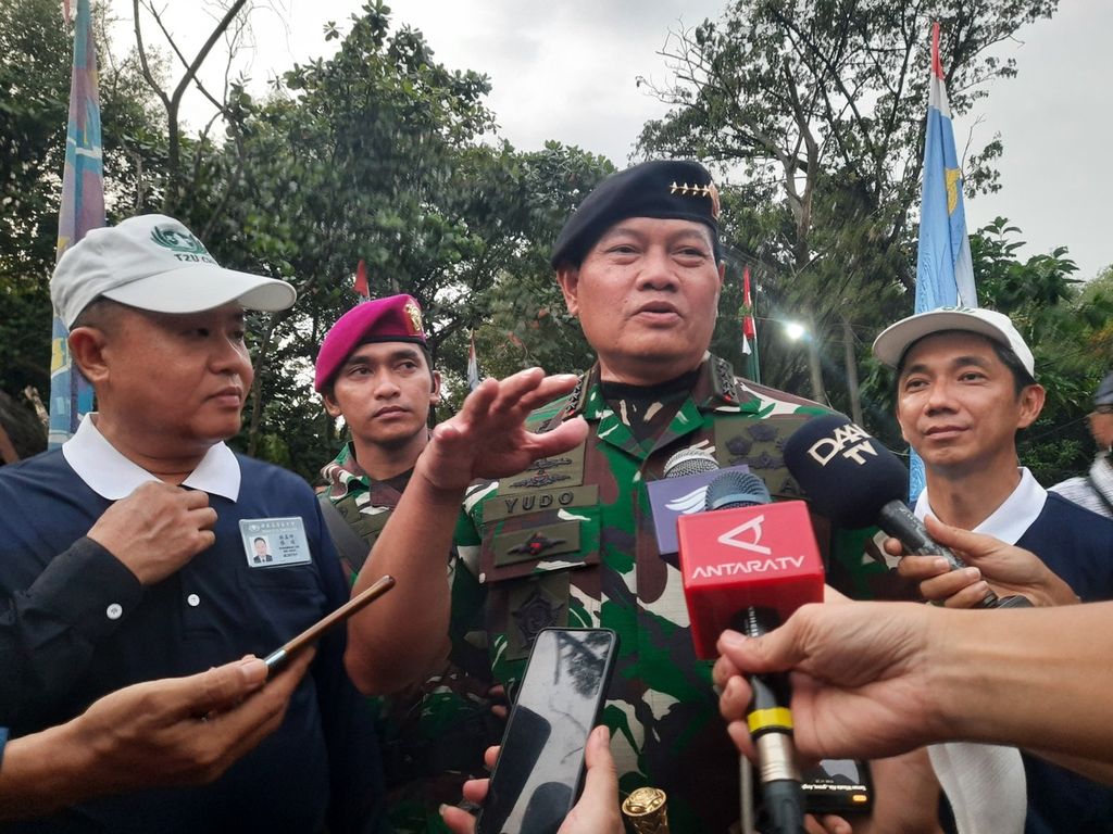 Panglima TNI Laksamana TNI Yudo Margono menjawab sejumlah pertanyaan awak media di Taman Wisata Alam Mangrove, Penjaringan, Jakarta,  Senin (15/5/2023). 