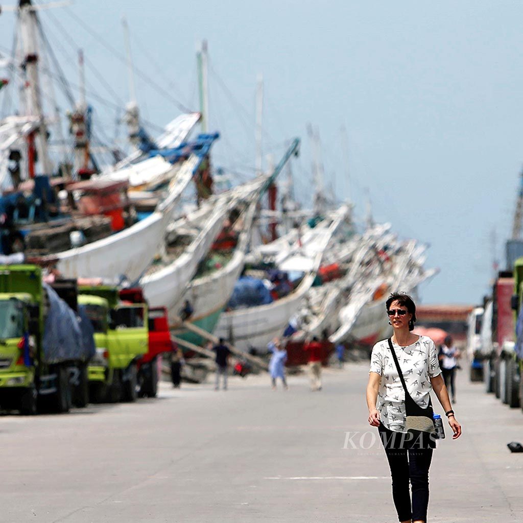 Wisatawan asing melihat kapal pinisi yang digunakan untuk pelayaran rakyat di Pelabuhan Sunda Kelapa, Jakarta, Minggu (25/12). Hingga akhir 2016, diperkirakan jumlah wisatawan asing yang datang lebih kurang 12 juta orang, dengan devisa yang didapat sekitar Rp 184 triliun. Bebas visa kunjungan yang diberikan kepada 169 negara masih menjadi andalan untuk menarik wisatawan berlibur ke Indonesia.<br /> Kompas/Totok Wijayanto (TOK)<br /> 25-12-2016