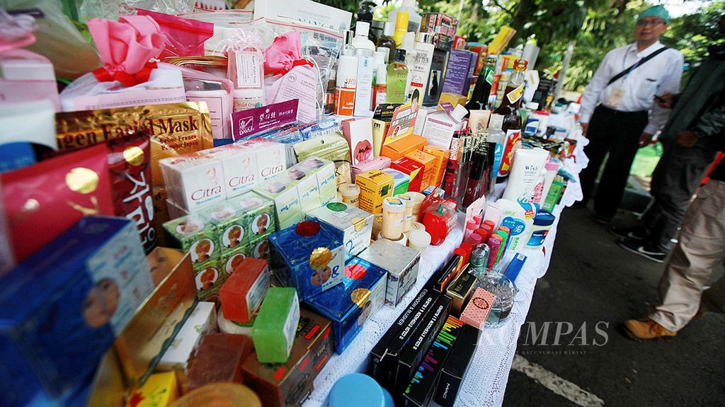 Balai Besar Pengawas Obat dan Makan menggelar barang bukti sitaan obat, kosmetik, dan makanan ilegal di parkir barat Gedung Sate, Bandung, Jawa Barat, untuk dimusnahkan, Rabu (21/12/2016). 