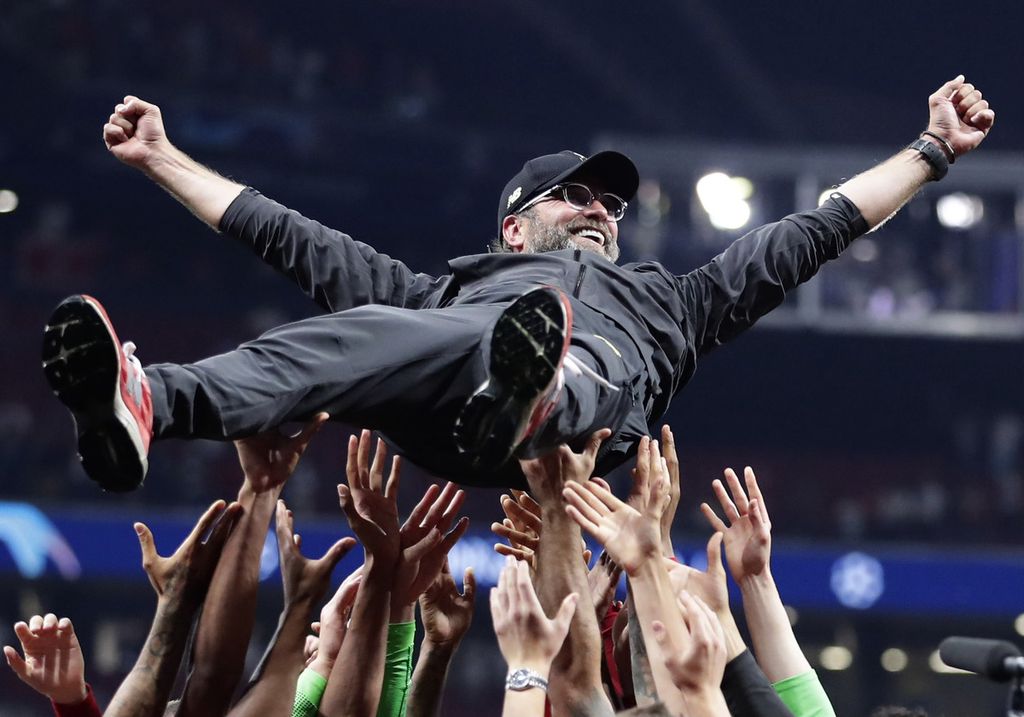Arsip foto tanggal 1 Juni 2019 menampilkan Manajer Liverpool Juergen Klopp dilambungkan ke udara setelah Liverpool juara Liga Champions Eropa setelah mengalahkan Tottenham Hotspur di Stadion Wanda Metropolitano, Madrid.