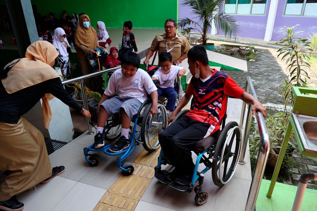 Anak-anak berkebutuhan khusus saat mereka akan mengikuti berbagai macam lomba yang diselenggarakan di halaman SLB Negeri Semarang, Kota Semarang, Jawa Tengah, Senin (12/12/2022). Siswa berkebutuhan khusus dengan segala kekurangan fisiknya ini juga mendapatkan pendidikan yang layak serta dilatih agar dapat hidup mandiri. 