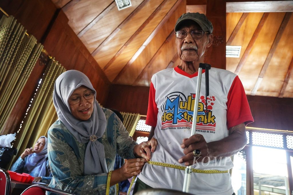 Warga lanjut usia (lansia) diukur lingkar perutnya saat mengikuti kegiatan Posyandu Lansia di Kantor Kelurahan Tipes, Serengan, Surakarta, Selasa (9/1/2024). 