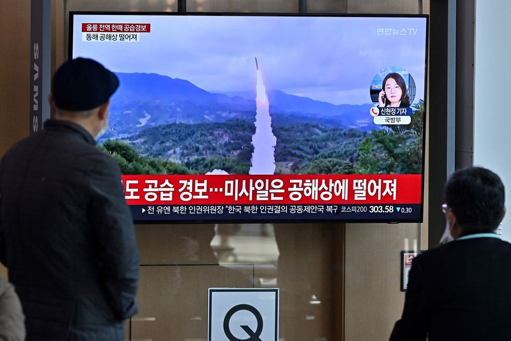 Stasiun televisi menampilkan rekaman video uji coba rudal Korea Utara, di sebuah stasiun, di Seoul, 2 November 2022. 
