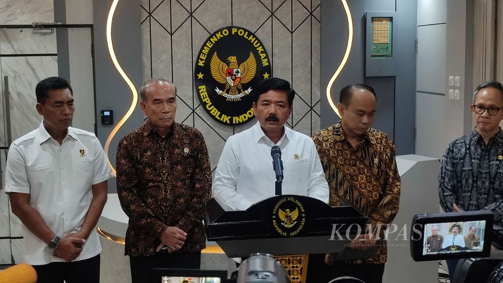 Menteri Koordinator Bidang Politik, Hukum, dan Keamanan Hadi Tjahjanto, dalam jumpa pers, di Jakarta, Rabu (23/4/2024).